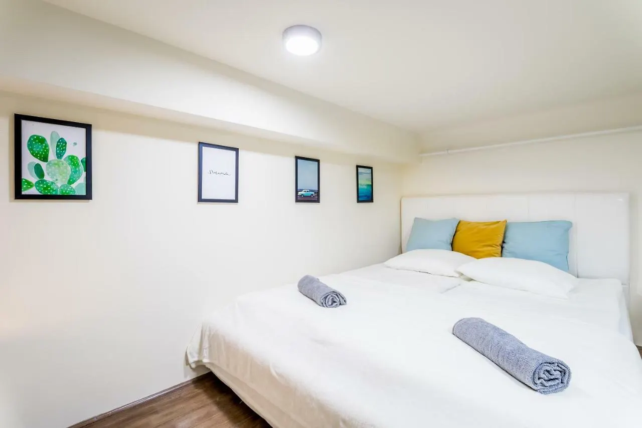 Bpr Turquoise Simplicity Apartment Budapest Hungary