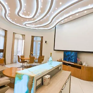  Apartment Prime Downtown Luxury Condo, Private Spa, Cinema, Patio