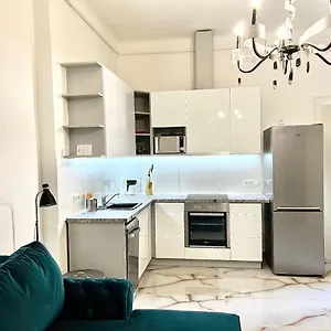 L8 Budapest