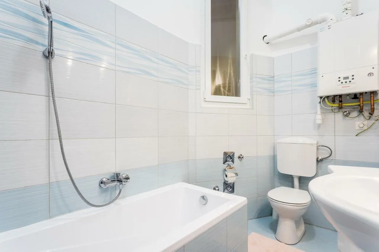 Bpr Turquoise Simplicity Apartment Budapest