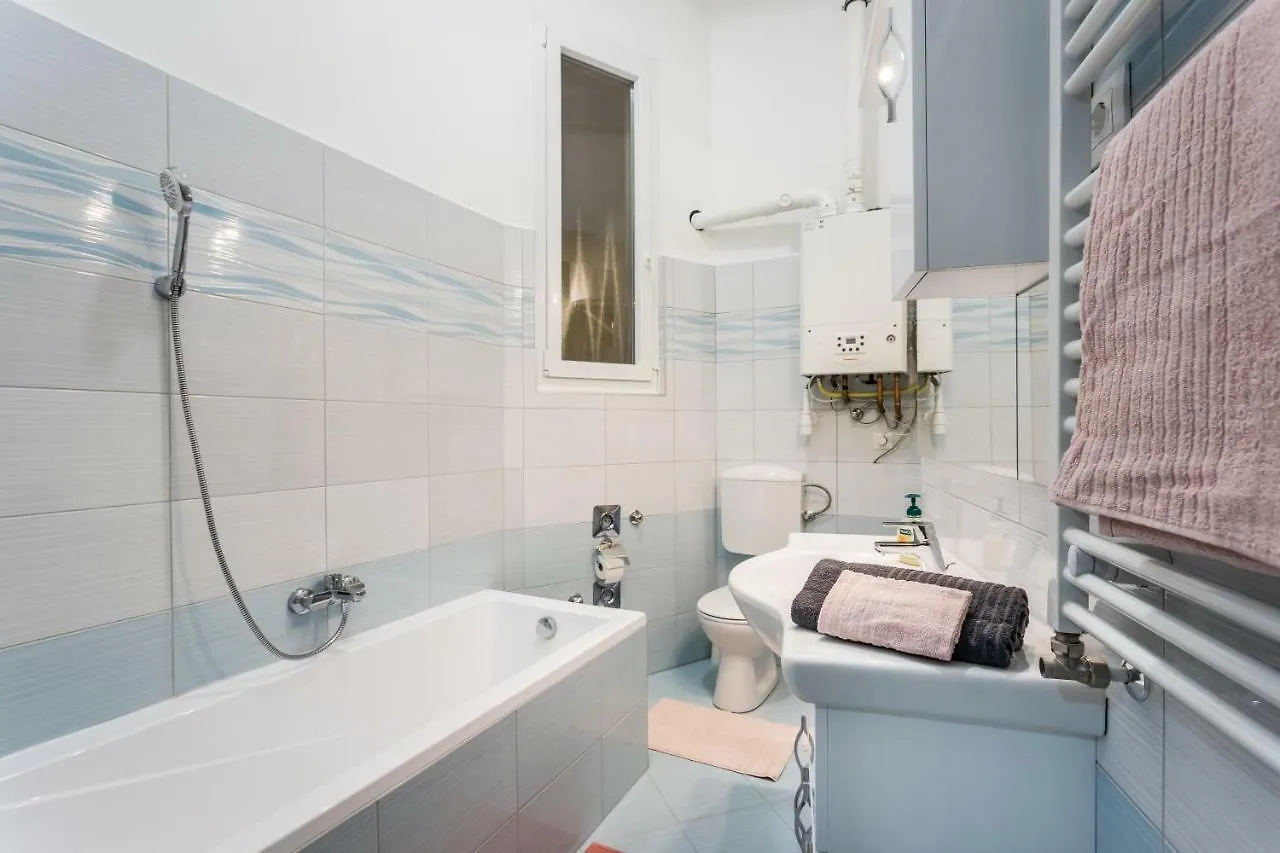 Bpr Turquoise Simplicity Apartment Budapest
